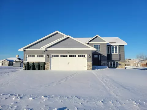 197 Eau Claire Ave SE, Hutchinson, MN 55350