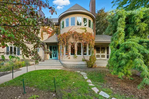 142 Cambridge St, Saint Paul, MN 55105