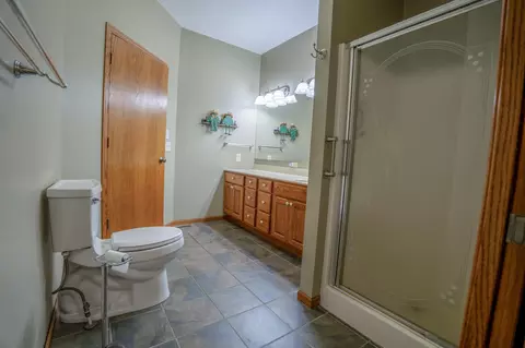 Bath - 2946 9th Ave SE, Willmar, MN 56201 photo 3 of 5