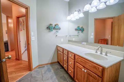 Bath - 2946 9th Ave SE, Willmar, MN 56201 photo 2 of 5