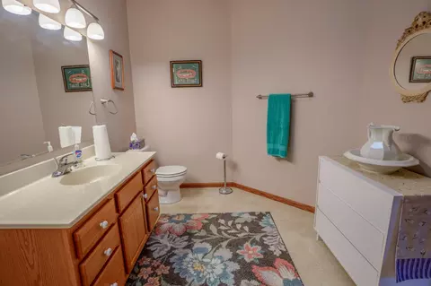 Bath - 2946 9th Ave SE, Willmar, MN 56201 photo 5 of 5