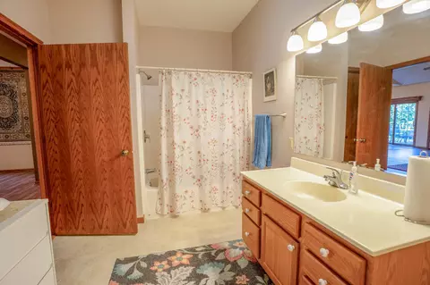 Bath - 2946 9th Ave SE, Willmar, MN 56201 photo 4 of 5