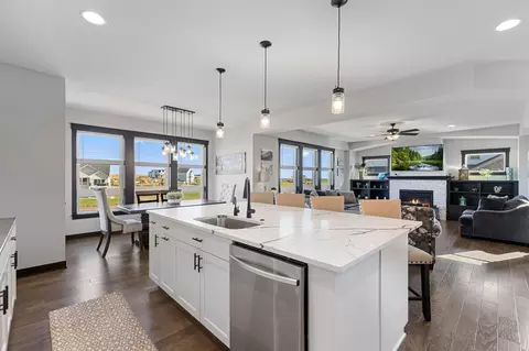 19600 Harbor Dr, Lakeville, MN 55044
