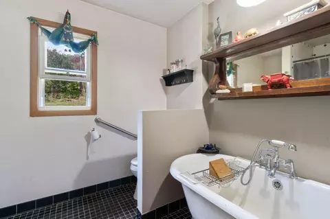 Bath - 441 Kenilworth Ave, Duluth, MN 55803 photo 1 of 3