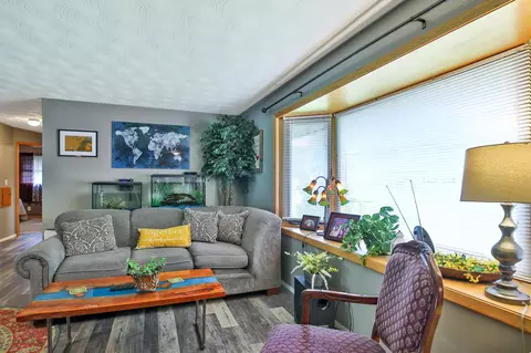 Living - 1001 15th St SW, Austin, MN 55912 photo 2 of 4