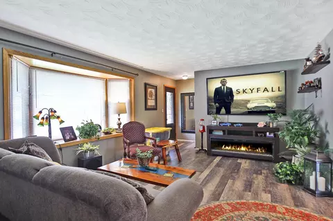 Living - 1001 15th St SW, Austin, MN 55912 photo 3 of 4