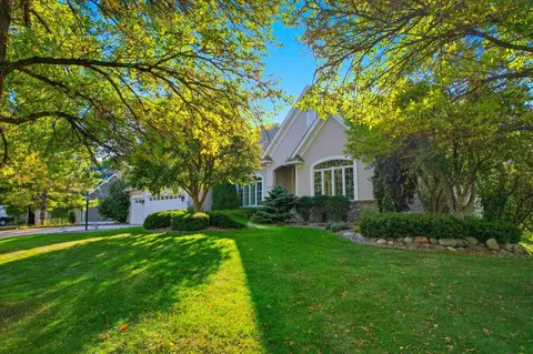 2608 Town Lake Dr, Woodbury, MN 55125