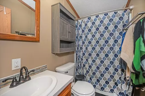 Bath - 19 Holly Ln, Duluth, MN 55810 photo 1 of 2