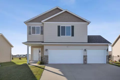 5565 27 St S, Fargo, ND 58104