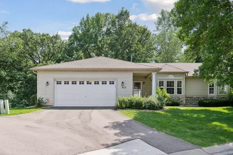 913 Carriage Ln, Chaska, MN 55318