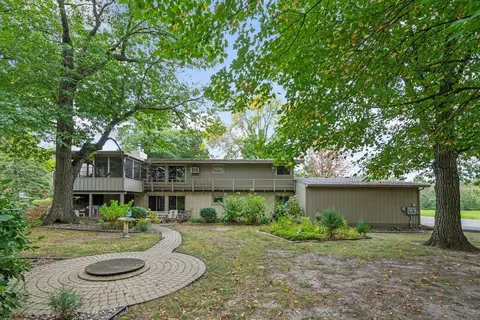 9460 Shady Ln, Chaska, MN 55318
