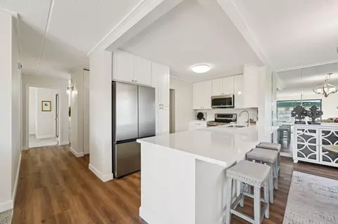 10511 Cedar Lake Rd #520, Minnetonka, MN 55305