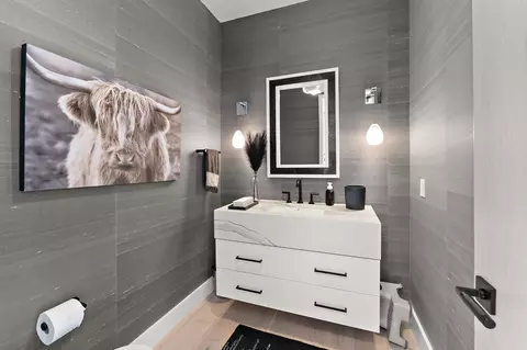 Bath - 3655 Northome Rd, Wayzata, MN 55391 photo 1 of 7