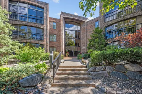 5501 Dewey Hill Rd #330, Edina, MN 55439