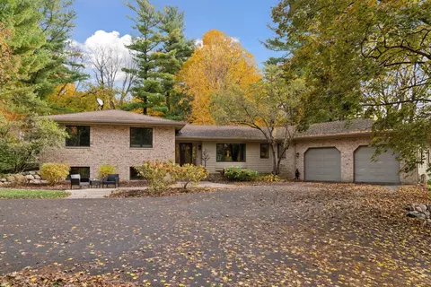 4015 E Valley Rd, Deephaven, MN 55391