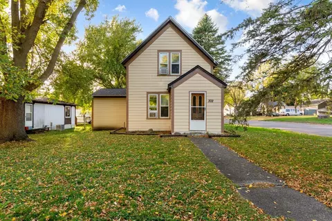 302 S Renville St, Winthrop, MN 55396