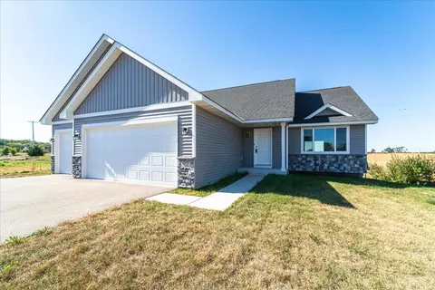 922 Prestwick Dr, Belle Plaine, MN 56011