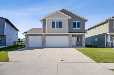 1033 Ashley Dr W, West Fargo, ND 58078