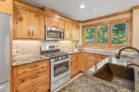 Kitchen - 20060 Vine St, Excelsior, MN 55331 photo 9 of 10