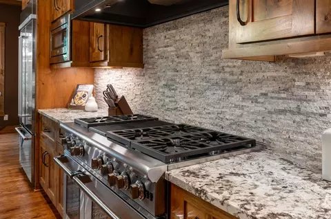 Kitchen - 20060 Vine St, Excelsior, MN 55331 photo 3 of 10