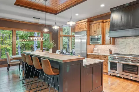 Kitchen - 20060 Vine St, Excelsior, MN 55331 photo 7 of 10