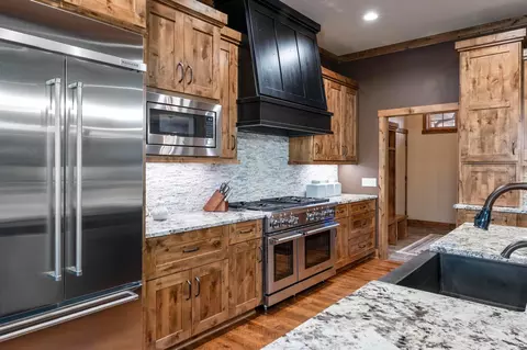 Kitchen - 20060 Vine St, Excelsior, MN 55331 photo 2 of 10
