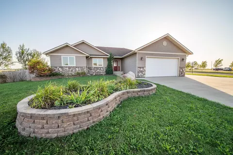 580 Canyon Ln NW, Eyota, MN 55934