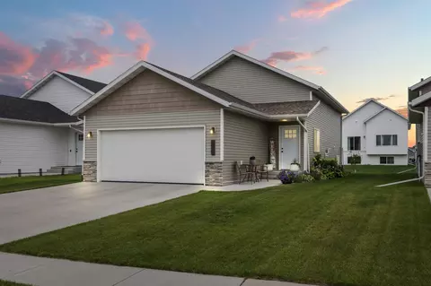 1021 Highland Ln W, West Fargo, ND 58078