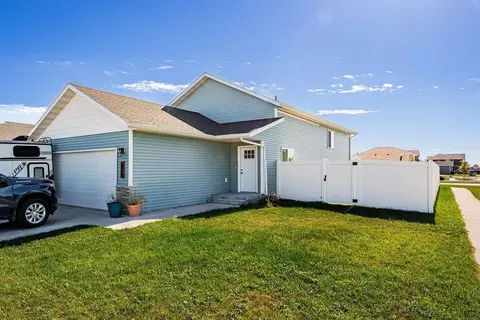 1211 Barnes Dr W, West Fargo, ND 58078
