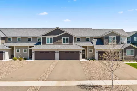 1718 Southpoint Ln, Hudson, WI 54016