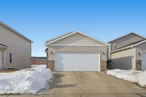 4003 9th St S, Moorhead, MN 56560