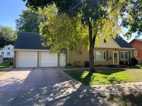108 W Okabena St, Worthington, MN 56187