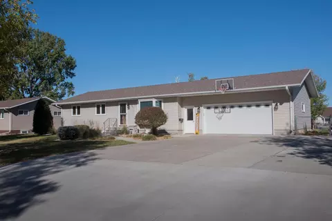 706 3rd Ave NE, Hillsboro, ND 58045