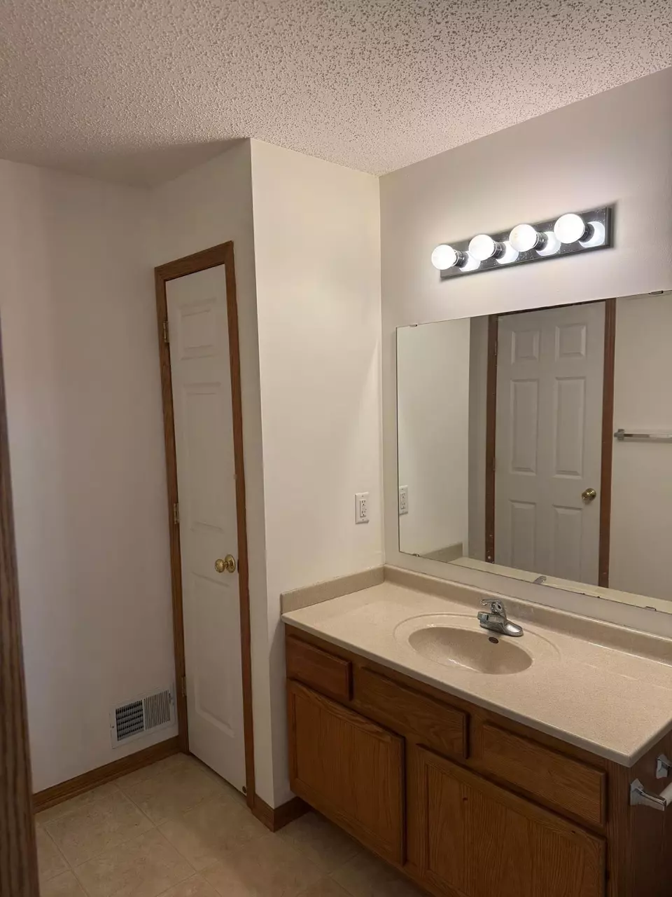 Bath - 1102 Wheat St NW, New Prague, MN 56071 photo 4 of 4
