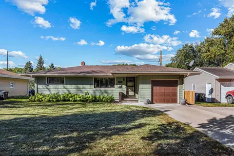 2214 9 12 St N, Fargo, ND 58102