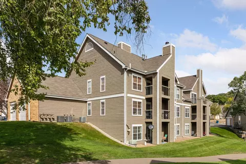 5998 Chasewood Pkwy #1, Minnetonka, MN 55343