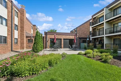 4 Pine Tree Dr #324, Arden Hills, MN 55112
