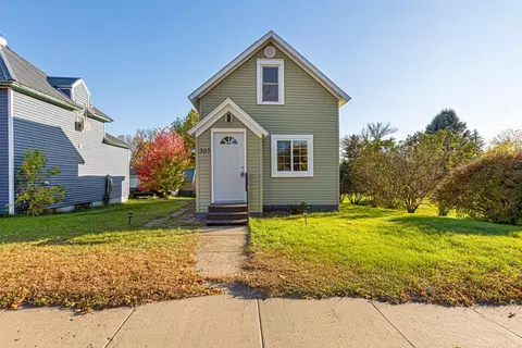 307 W 4th St, Winthrop, MN 55396