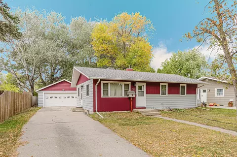 1745 15th St S, Fargo, ND 58103
