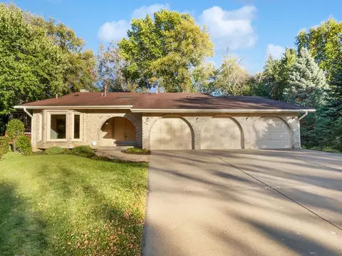 1531 Briarknoll Cir, Arden Hills, MN 55112