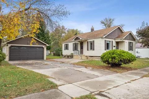 215 16th St N, Moorhead, MN 56560