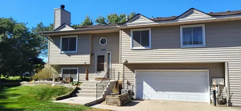 1302 Deercliff Ln, Eagan, MN 55123