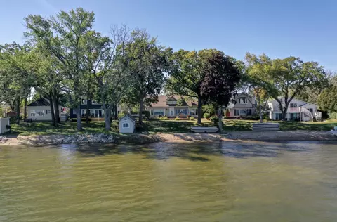 7 S Shore Dr, Forest Lake, MN 55025