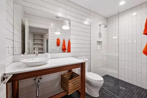 Bath - 19100 Rutledge Rd, Wayzata, MN 55391 photo 1 of 1