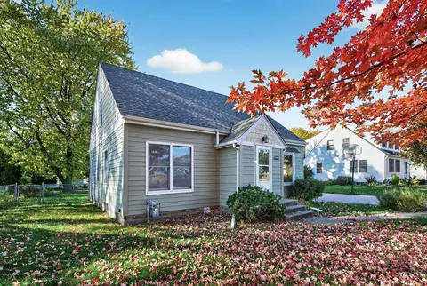 1049 Sterling St N, Maplewood, MN 55119