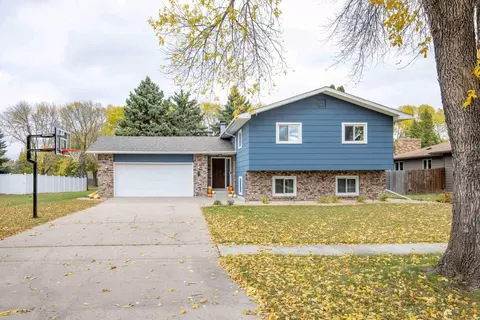 21 Birch Ln S, Fargo, ND 58103