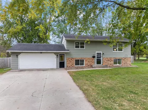 321 Parkview Curv, Zumbrota, MN 55992