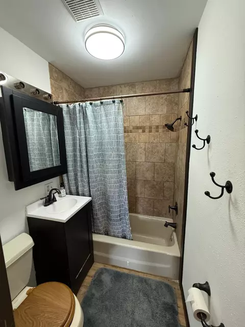 Bath - 844 Cedar Ave, Westbrook, MN 56183 photo 1 of 2