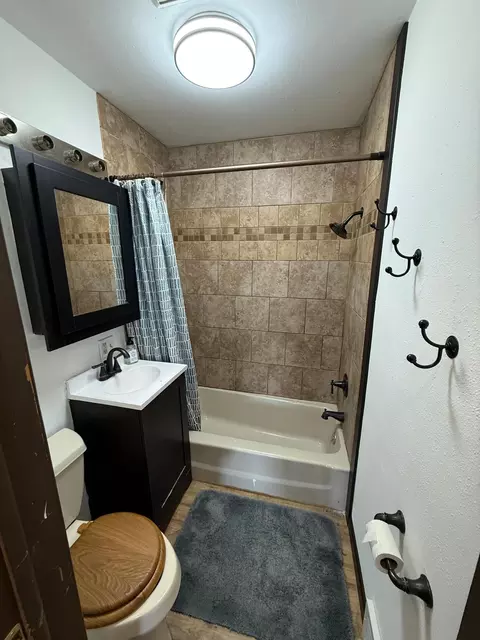 Bath - 844 Cedar Ave, Westbrook, MN 56183 photo 2 of 2