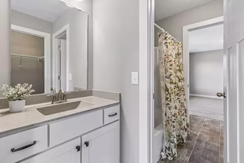 Bath - 1330 Interlachen Dr, Eagan, MN 55123 photo 6 of 7